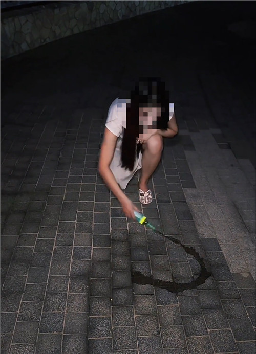 天天配资网 点燃花露水造“心形”浪漫小心“引火烧身”